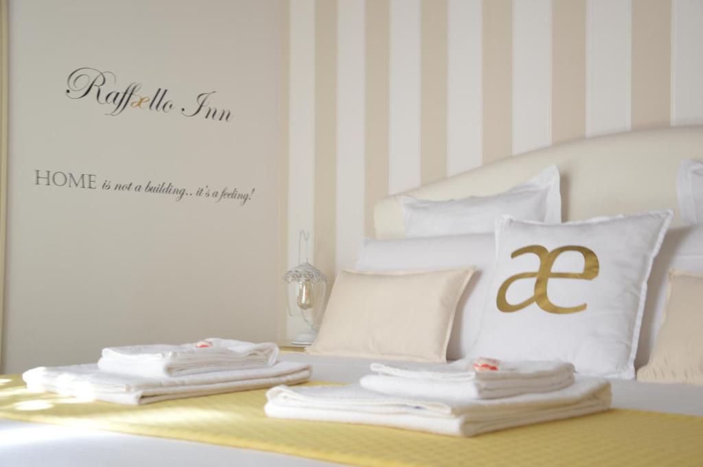 Zdjęcie z galerii obiektu Historic Center - Elegant Apartment with Charming Antiques - Raffaello Inn w Rzymie