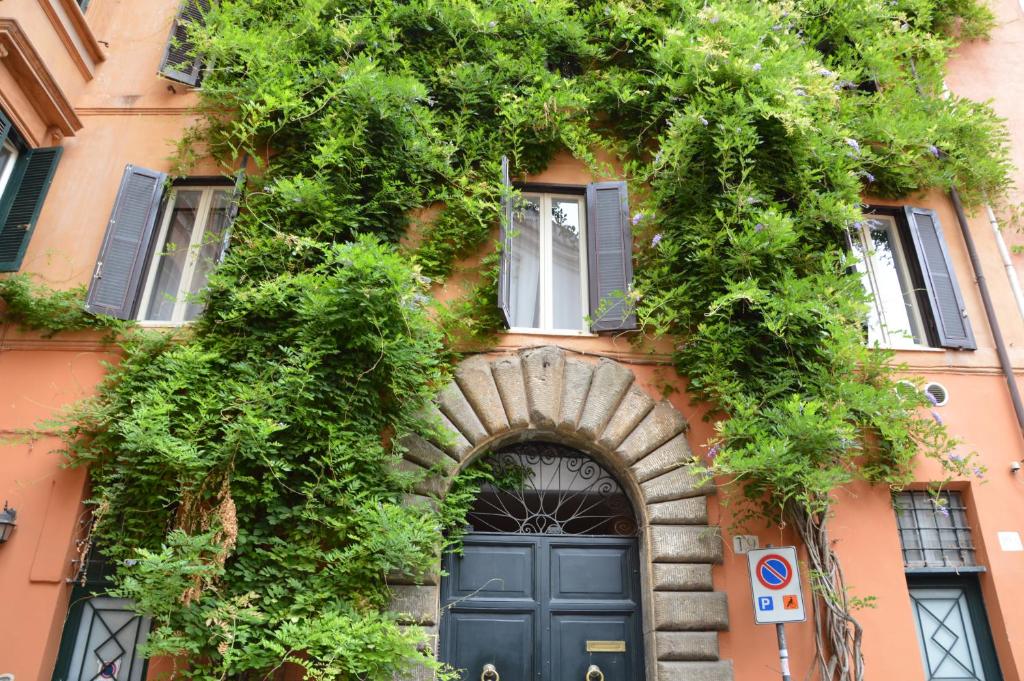 Zdjęcie z galerii obiektu Historic Center - Elegant Apartment with Charming Antiques - Raffaello Inn w Rzymie
