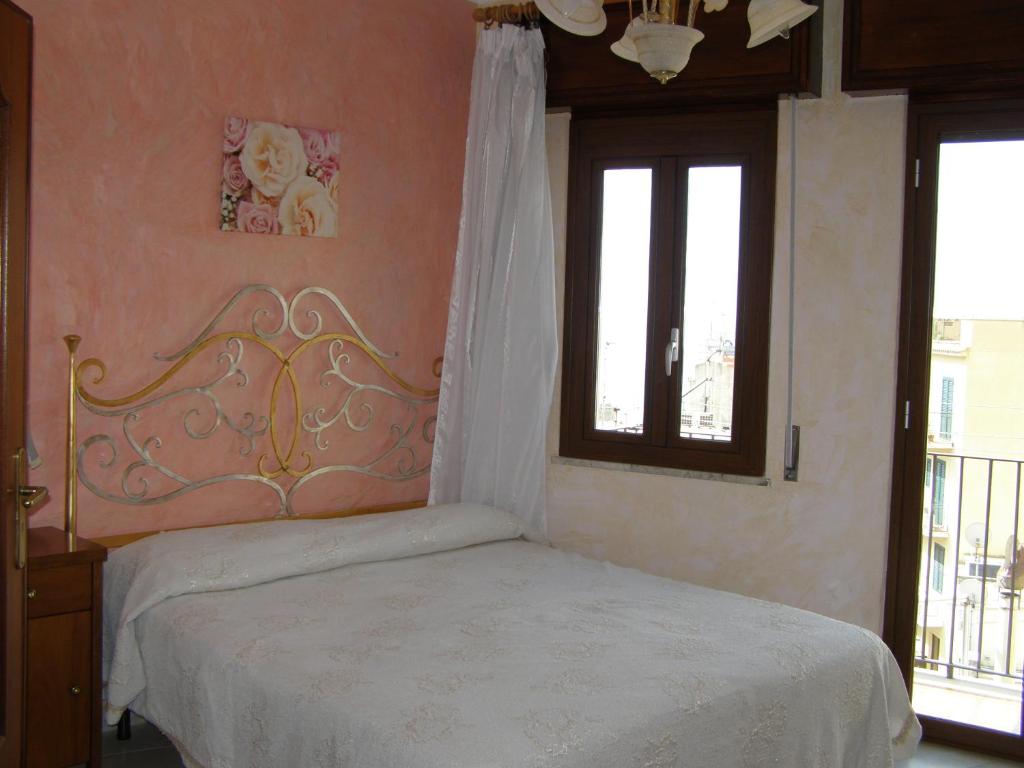 een slaapkamer met een bed en een raam bij Taormina castle and sea view in Taormina