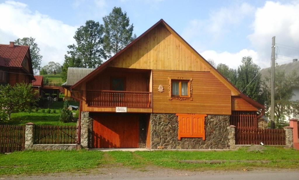 イズキにあるAnastasiyaの橙の扉と柵の木造家屋