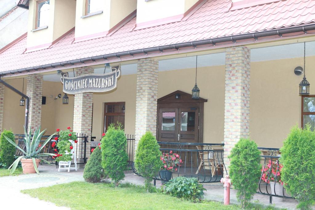 a front porch of a house with a restaurant at Gościniec Mazurski in Jedwabno