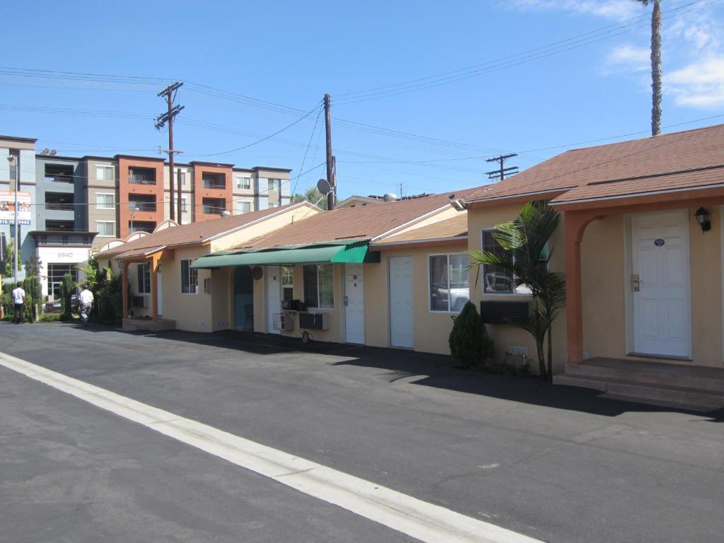 a row of houses on the side of a street at Starlight Inn Van Nuys in Van Nuys