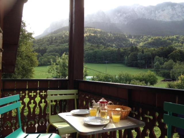 a table on a balcony with a view of a mountain at Between lake en ski resort in Thollon