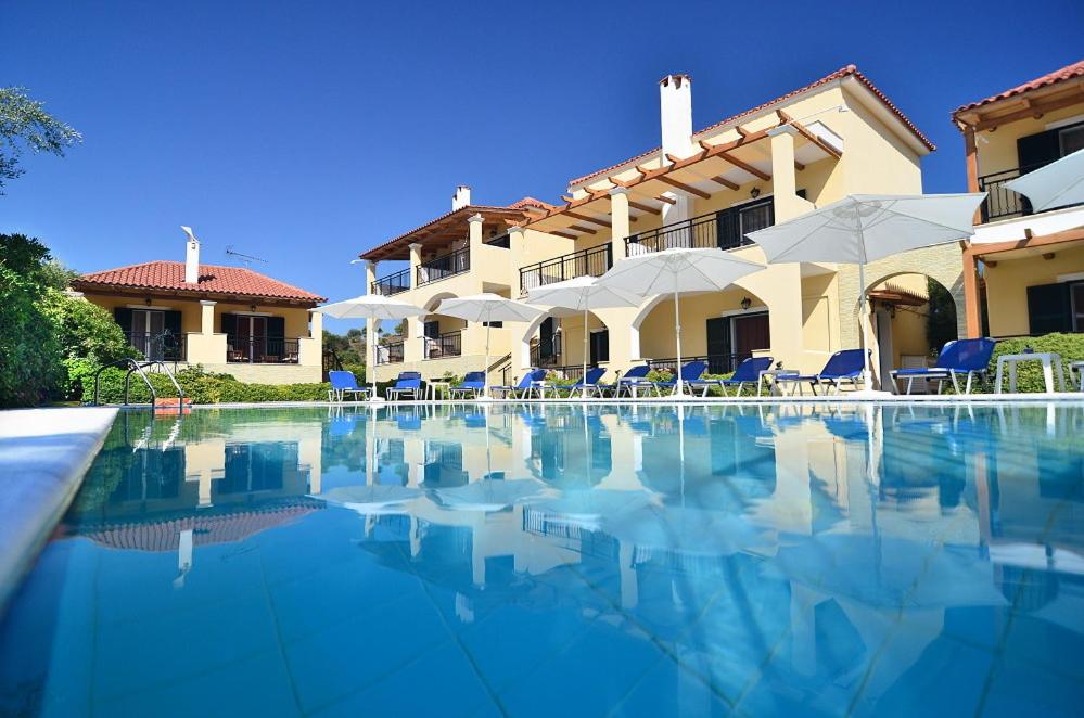 Bazén v ubytování Muses Zante Villas nebo v jeho okolí