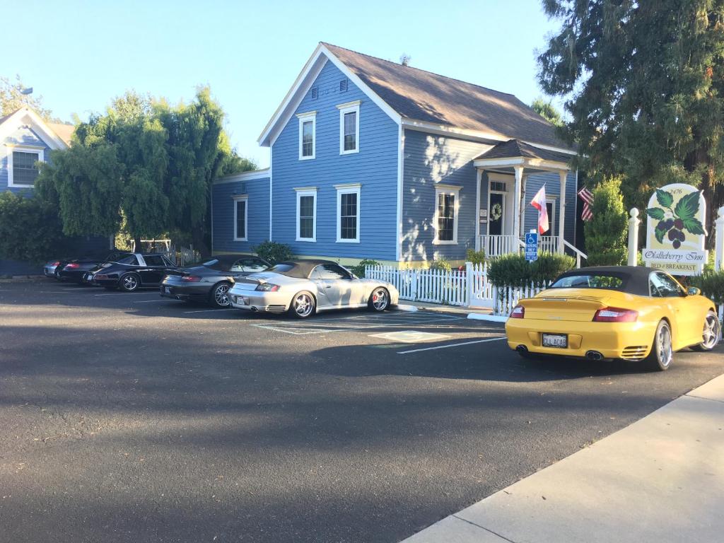 uma casa azul com carros estacionados em frente em Olallieberry Inn Bed and Breakfast em Cambria