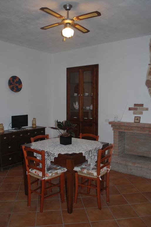 A television and/or entertainment centre at CASA VACANZE "SU PORTALE"