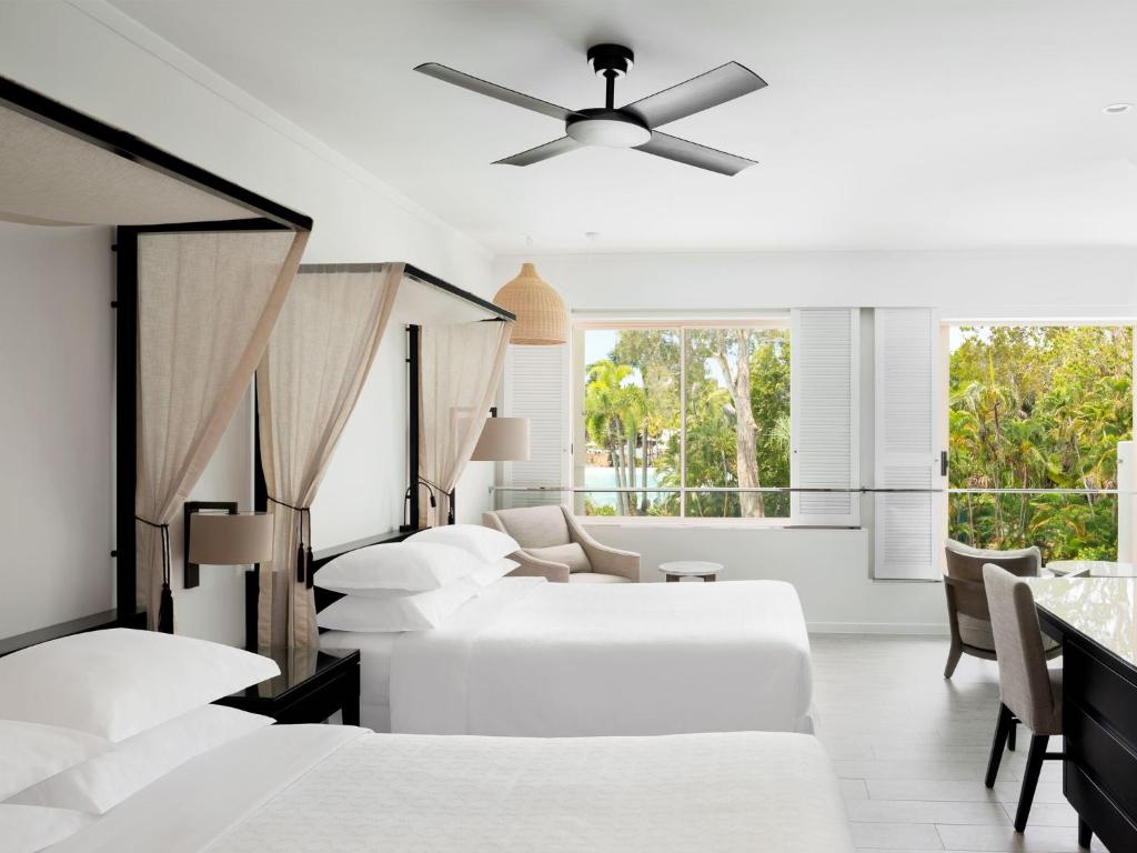 Postel nebo postele na pokoji v ubytování Sheraton Grand Mirage Resort, Port Douglas