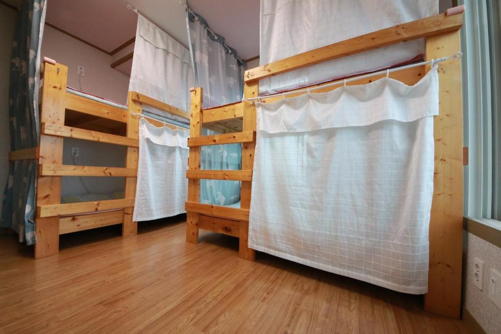 Postel nebo postele na pokoji v ubytování Bangdigareum B&B