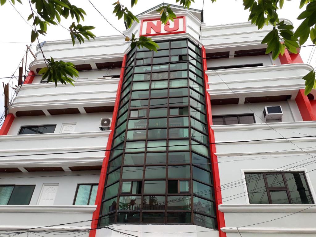 een gebouw met een bord aan de zijkant bij N&J Lopez Lodging House in Manilla