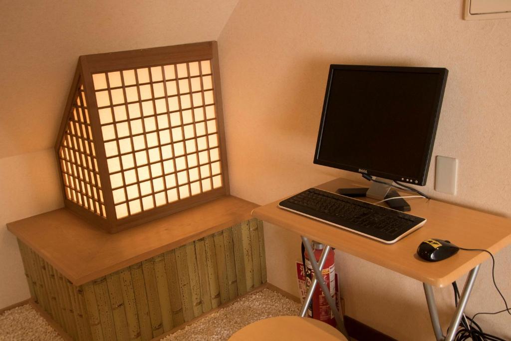 TV a/nebo společenská místnost v ubytování J-Hoppers Kumano Yunomine Guesthouse
