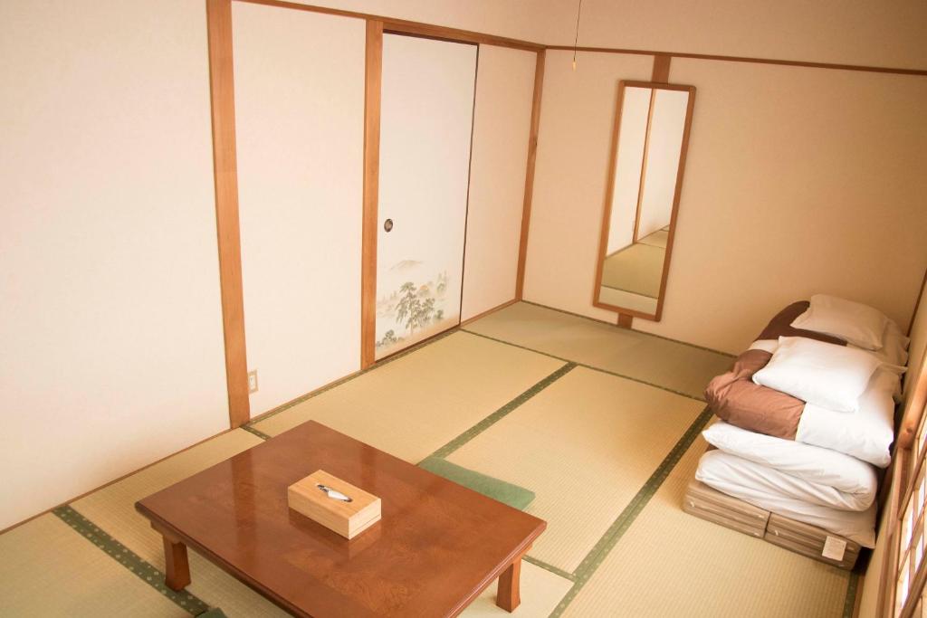 Postel nebo postele na pokoji v ubytování J-Hoppers Kumano Yunomine Guesthouse