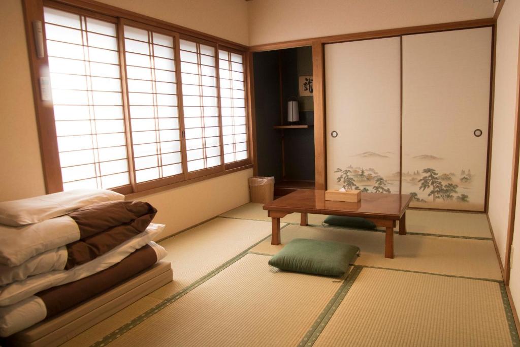 Posezení v ubytování J-Hoppers Kumano Yunomine Guesthouse