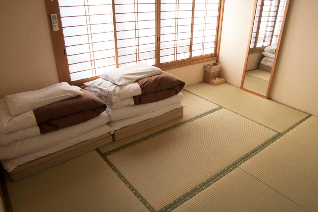 Seating area sa J-Hoppers Kumano Yunomine Guesthouse