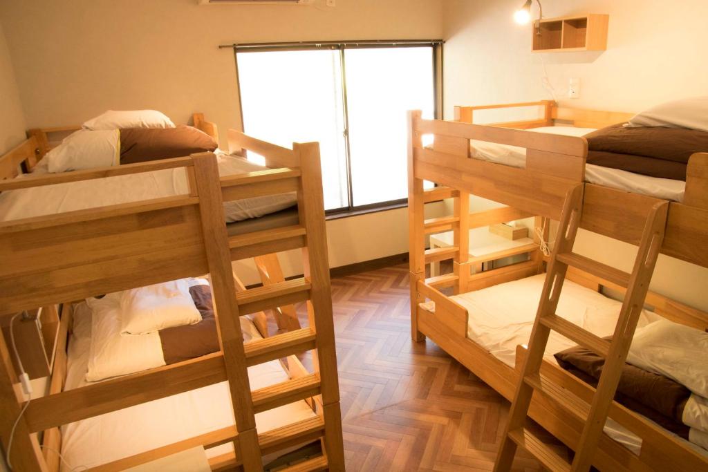 Postel nebo postele na pokoji v ubytování J-Hoppers Kumano Yunomine Guesthouse