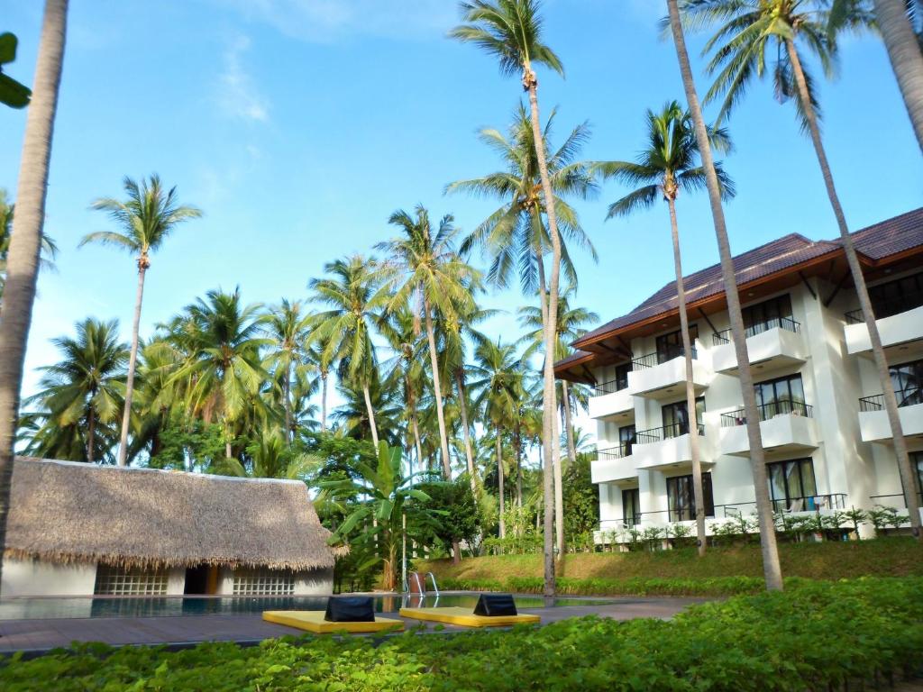 uma vista para o hotel e palmeiras em Coconut Beach Resort em Lamai