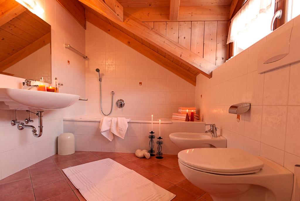 łazienka z toaletą i umywalką w obiekcie Appartement Huber w mieście Brunico