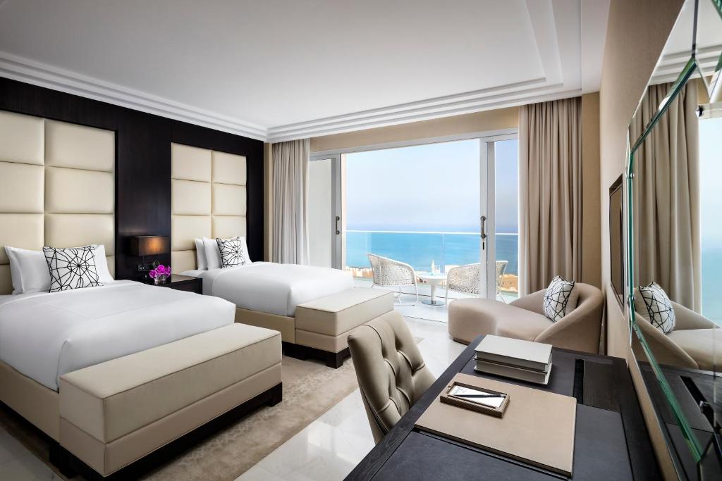 Postel nebo postele na pokoji v ubytování Fairmont Fujairah Beach Resort