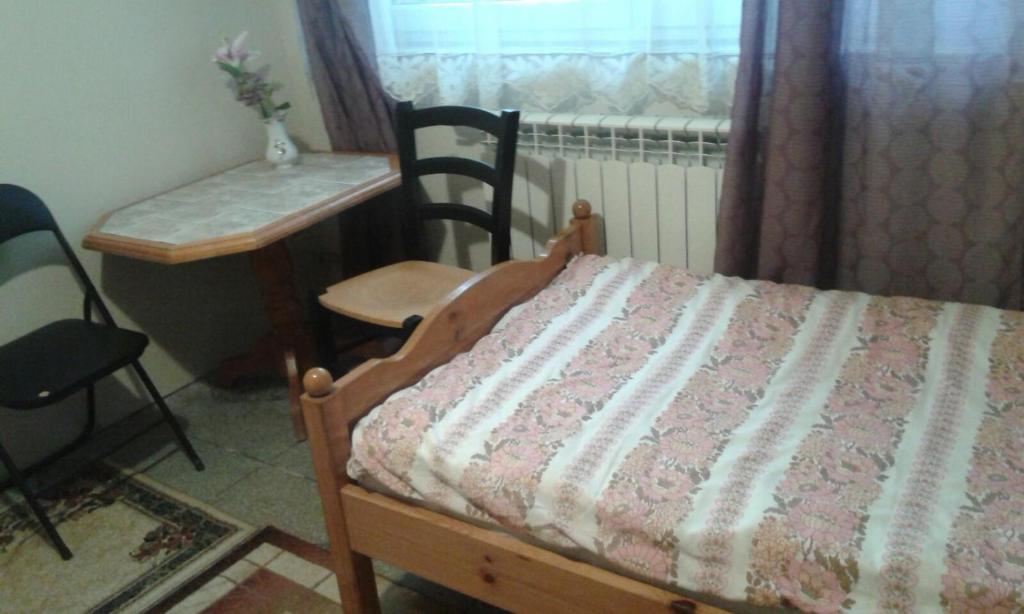 1 dormitorio con cama, mesa y escritorio en Noclegi Jagoda, en Stromiec