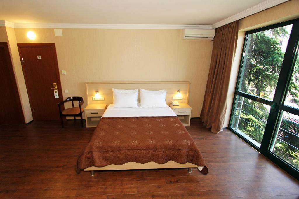 Postel nebo postele na pokoji v ubytování Batesta Hotel