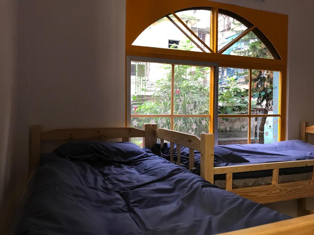 Postel nebo postele na pokoji v ubytování No. 6 Cuobian Hostel