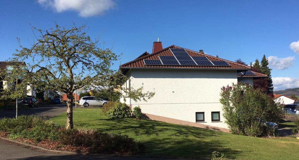 ein Haus mit Sonnenkollektoren auf dem Dach in der Unterkunft Ferienwohnung Jucarm in Sankt Wendel