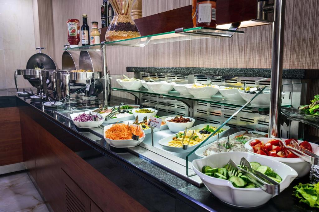 لابی و فضای عمومی Ramada by Wyndham Almaty - تصویر ۵