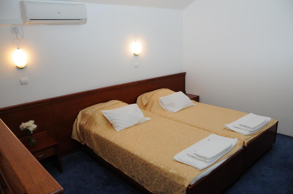 Postel nebo postele na pokoji v ubytování Hotel Norcev