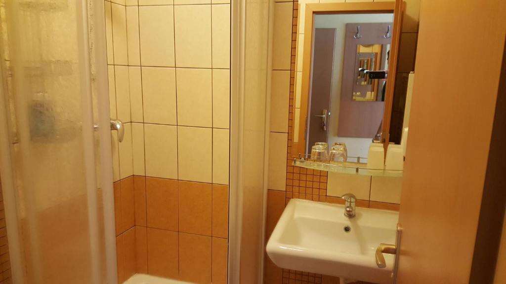 A bathroom at Lehár panzió
