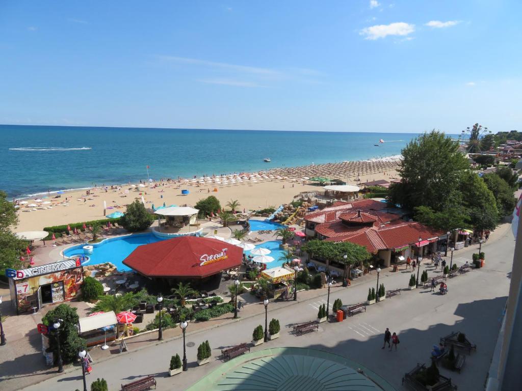 Blick auf einen Strand mit vielen Menschen in der Unterkunft Apartments Sirena First Line - Апартаменти Сирена на първа линия in Goldstrand