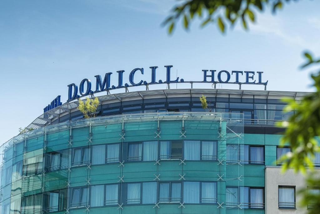 ein Gebäude mit einem Schild darüber in der Unterkunft Hotel Domicil Berlin by Golden Tulip in Berlin