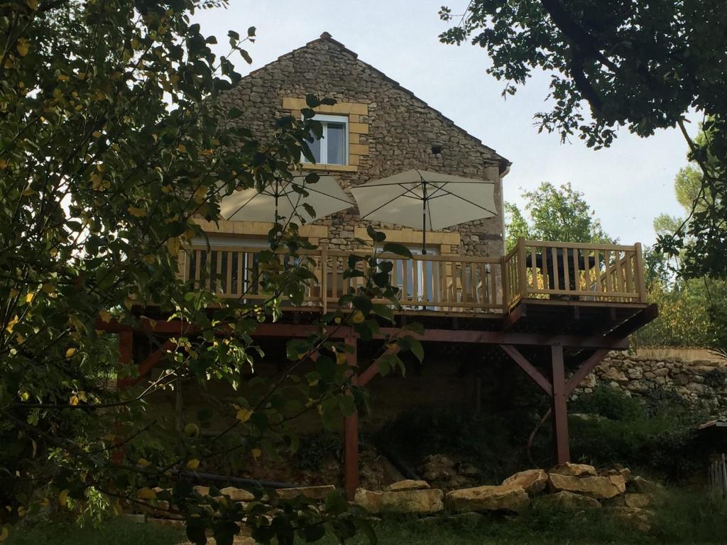 Le Buisson de CadouinにあるAu Coeur De Lolhmの傘付きのデッキのある家