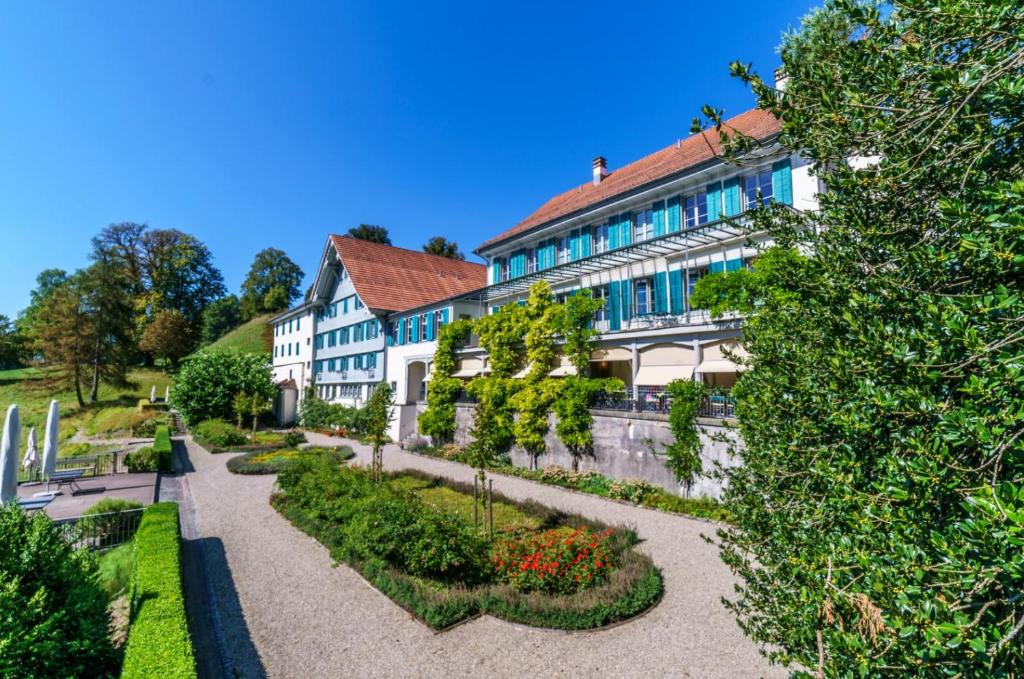 TurbenthalにあるGasthof Gyrenbadの正面に庭園がある建物