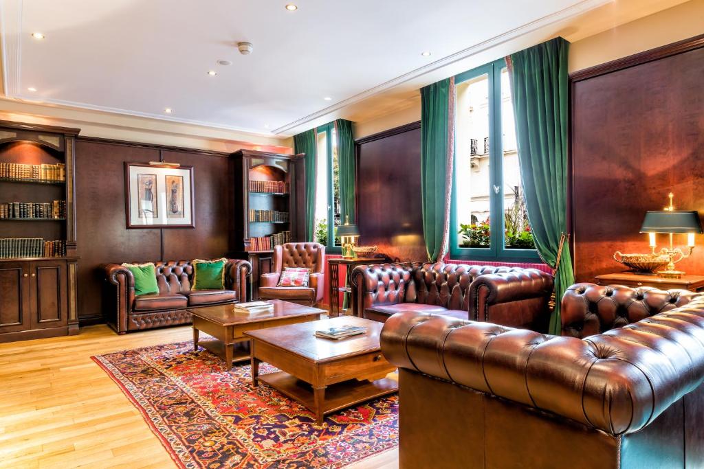 - un salon doté d'un mobilier en cuir et d'une table dans l'établissement Villa Panthéon, à Paris