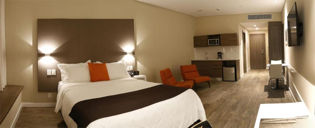 TV a/nebo společenská místnost v ubytování Paseo La Galería Hotel & Suites