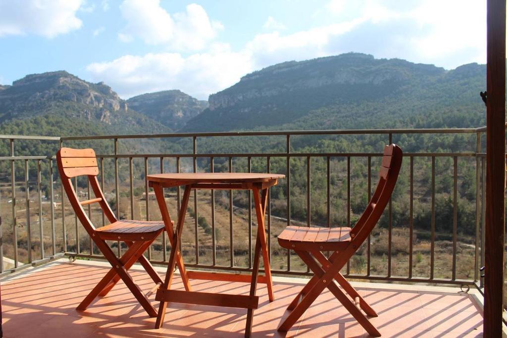 2 sillas y una mesa en un balcón con montañas en Apartament a Capafonts - "Ribatell", en Capafons