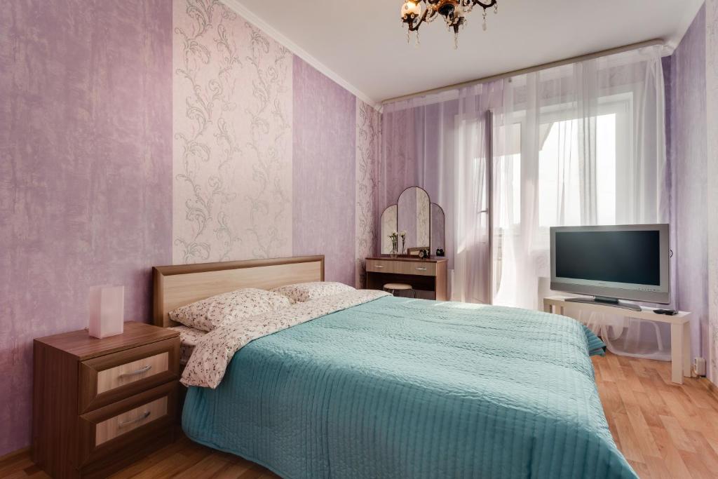 モスクワにあるApartment Irisのベッドルーム(ベッド1台、薄型テレビ付)