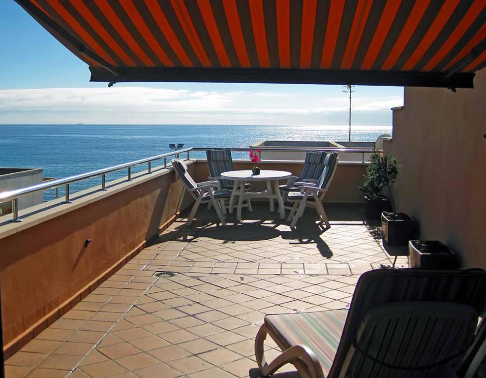 エル・メダノにあるSOTA 3 by RENTMEDANO Beach front, spectacular ocean views, parking, WiFiの海を望むバルコニー(テーブル、椅子付)