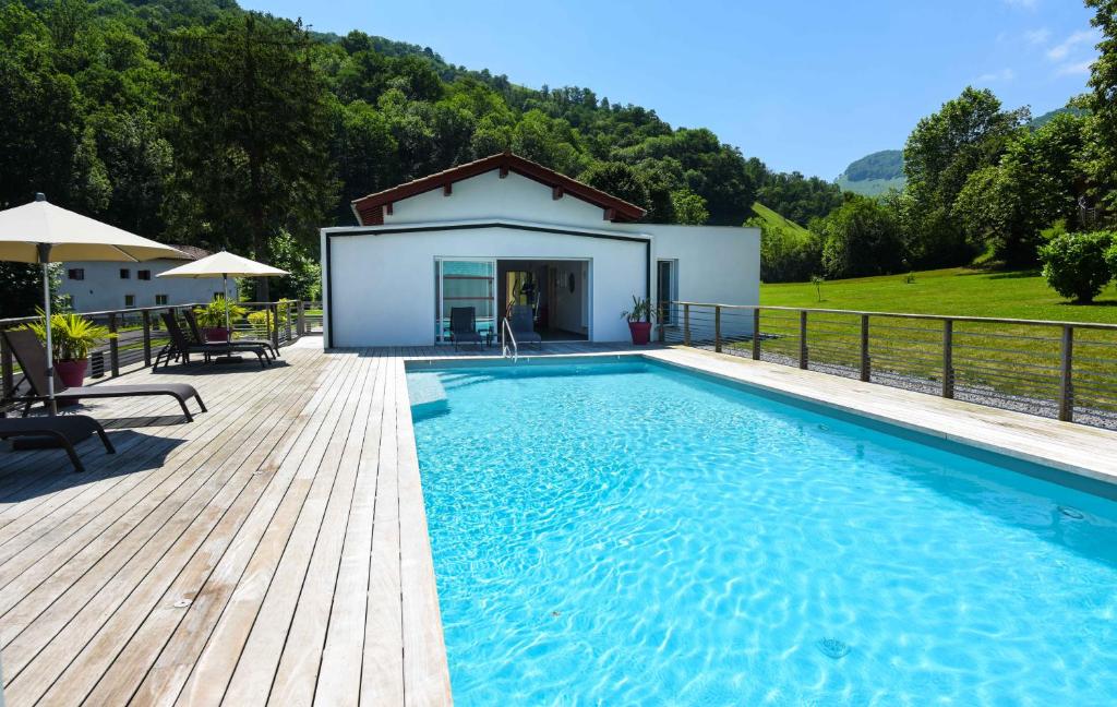 Bazén v ubytování Logis Hôtel Andreinia & Cabanes nebo v jeho okolí