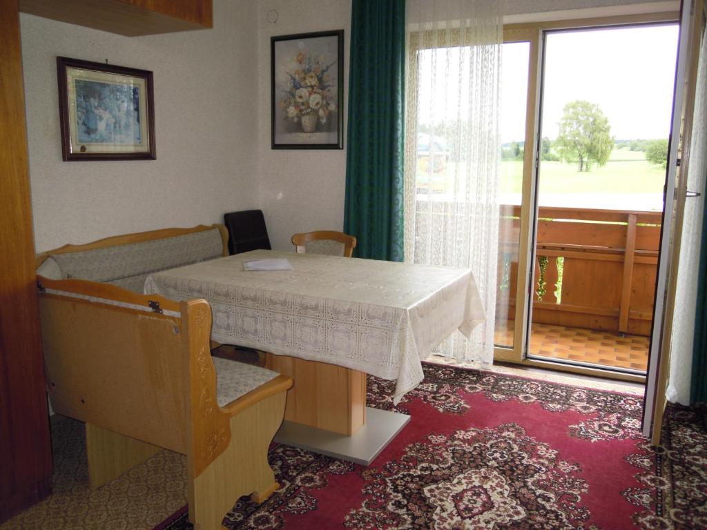 Postel nebo postele na pokoji v ubytování Gästehaus Jedinger