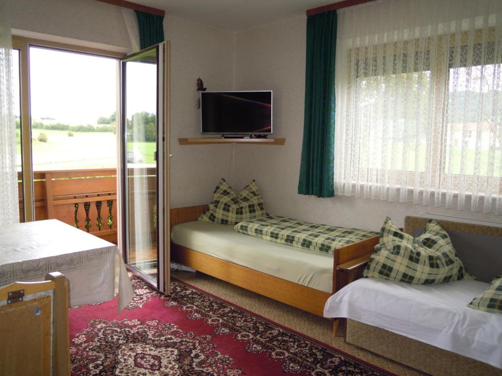 Postel nebo postele na pokoji v ubytování Gästehaus Jedinger