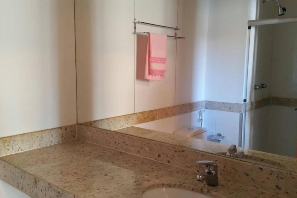 a bathroom with a sink and a shower at Unidade no Hotel Piemonte - Vila da Serra in Macacos