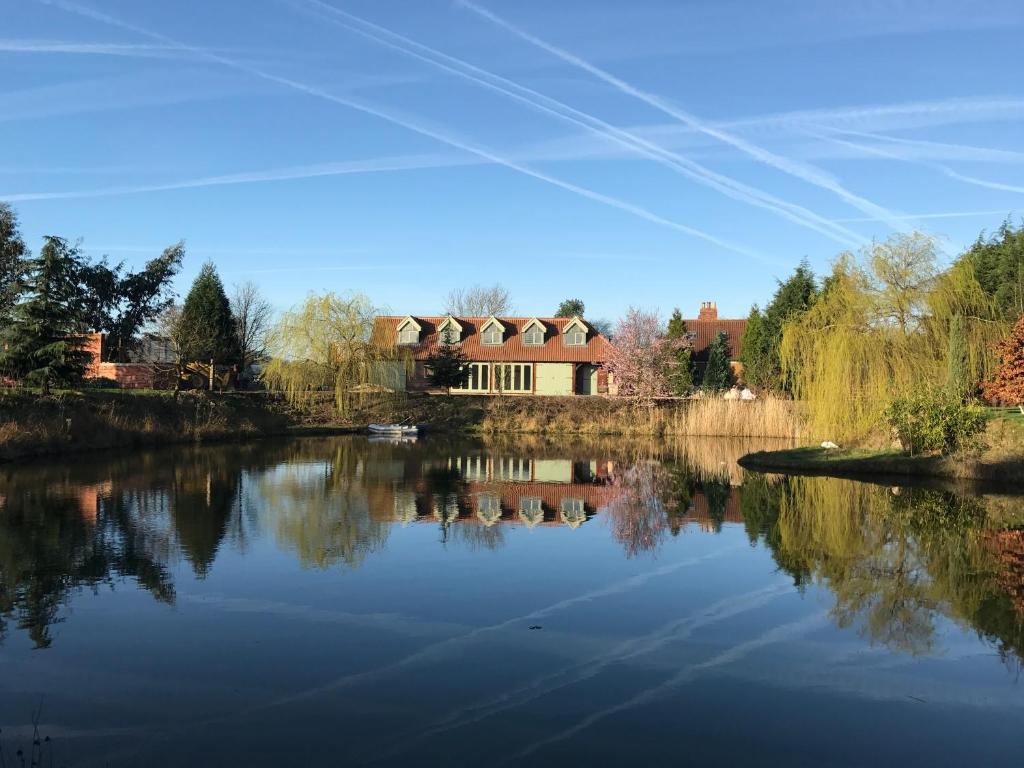 una casa a orillas de un río en Thonock lane lodge, en Gainsborough