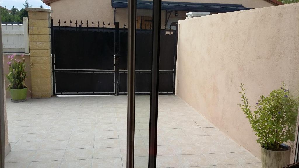 Photo de la galerie de l'établissement Studio Dépendance Maison, 5 MNT GARE & TRAM, à Vénissieux