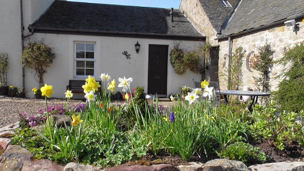 Aed väljaspool majutusasutust Midkinleith Farm Holiday Cottage