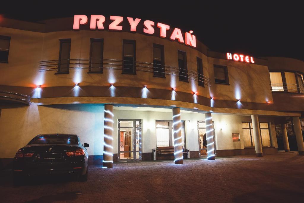 ルブリンにあるRestauracja Hotel Przystanの夜間のホテル前に駐車