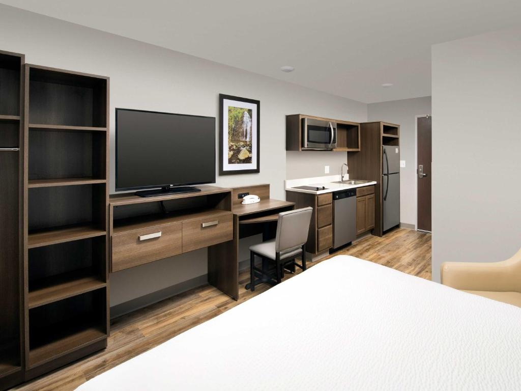 WoodSpring Suites South Plainfield - Queen Suite