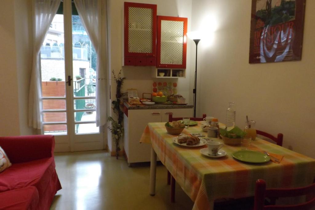ペルージャにあるB&B dei Filosofi Bed and Breakfastのテーブル、テーブルクロス付きのキッチンが備わります。