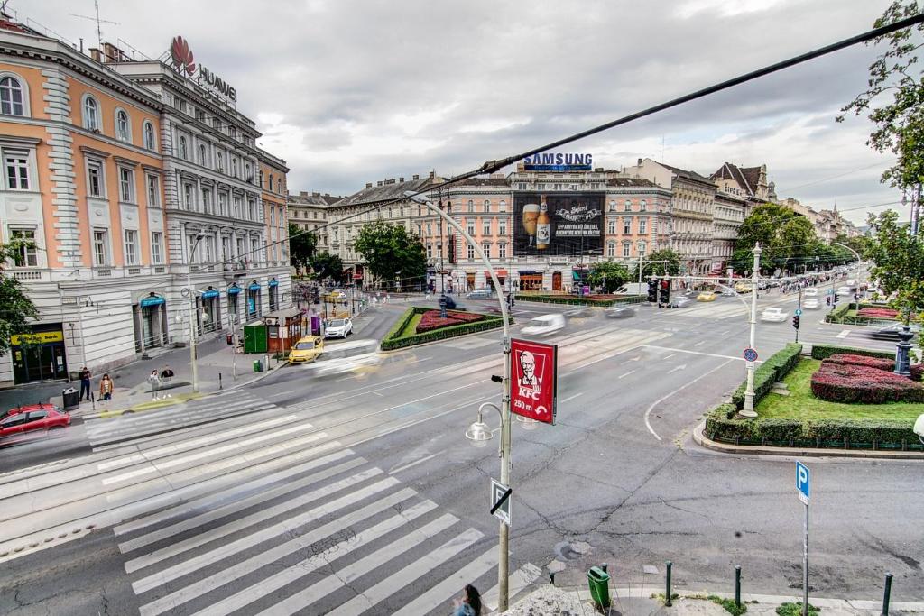 Nespecifikovaný výhled na destinaci Budapešť nebo výhled na město při pohledu z hostelu