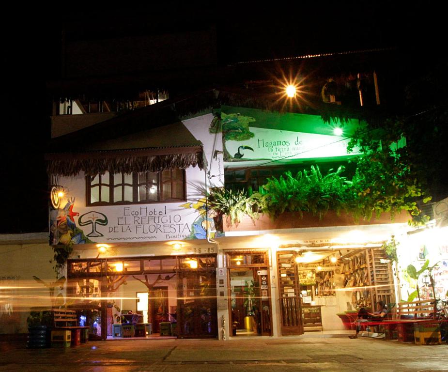 un edificio con piante sul lato di esso di notte di Eco Hotel El Refugio de La Floresta a Leticia