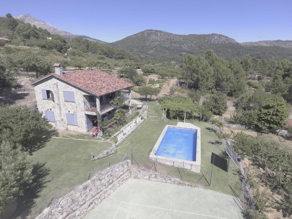 - une vue aérienne sur une maison avec une piscine dans l'établissement El Pinarejo, à El Arenal